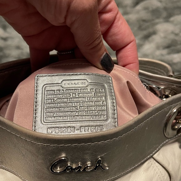 Vintage Coach Ashley Cream and Silver Leather purse - Picture 3 of 9